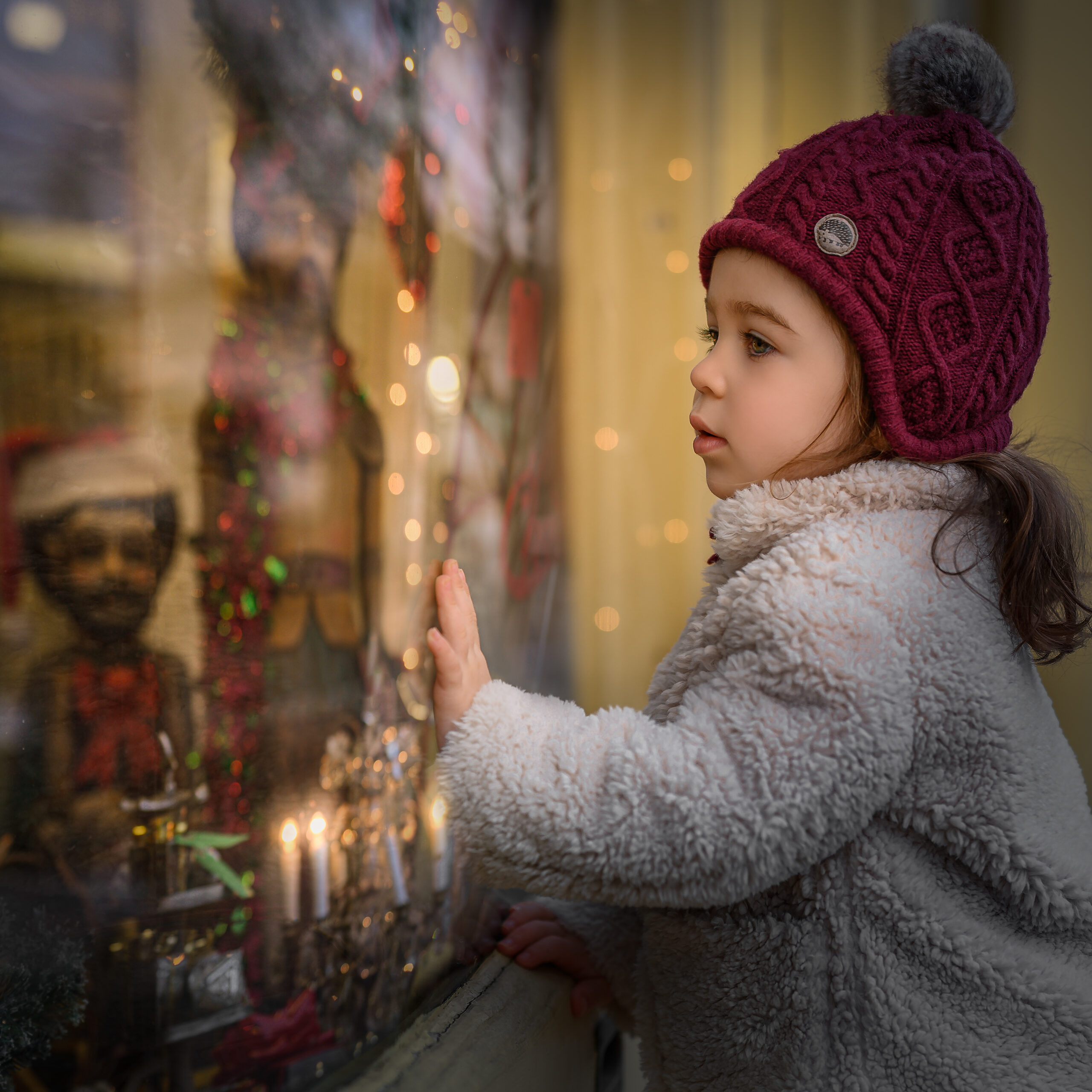 child looking into a toy stores virginia beach window